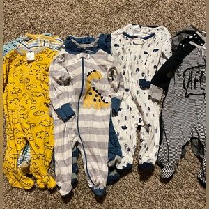 11 Gerber baby onesies 0-3 months, zipper and top button. 👶🏻